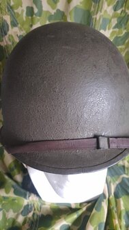 WW2 US Infantry Helmet, Early model with Swivel Bales produced in november 1944